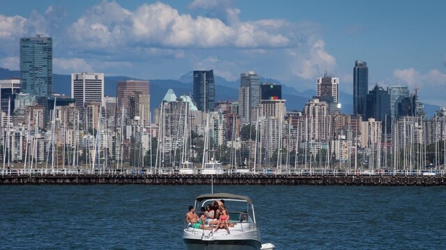 bohatí ľudia loď more 1140 px (sita)